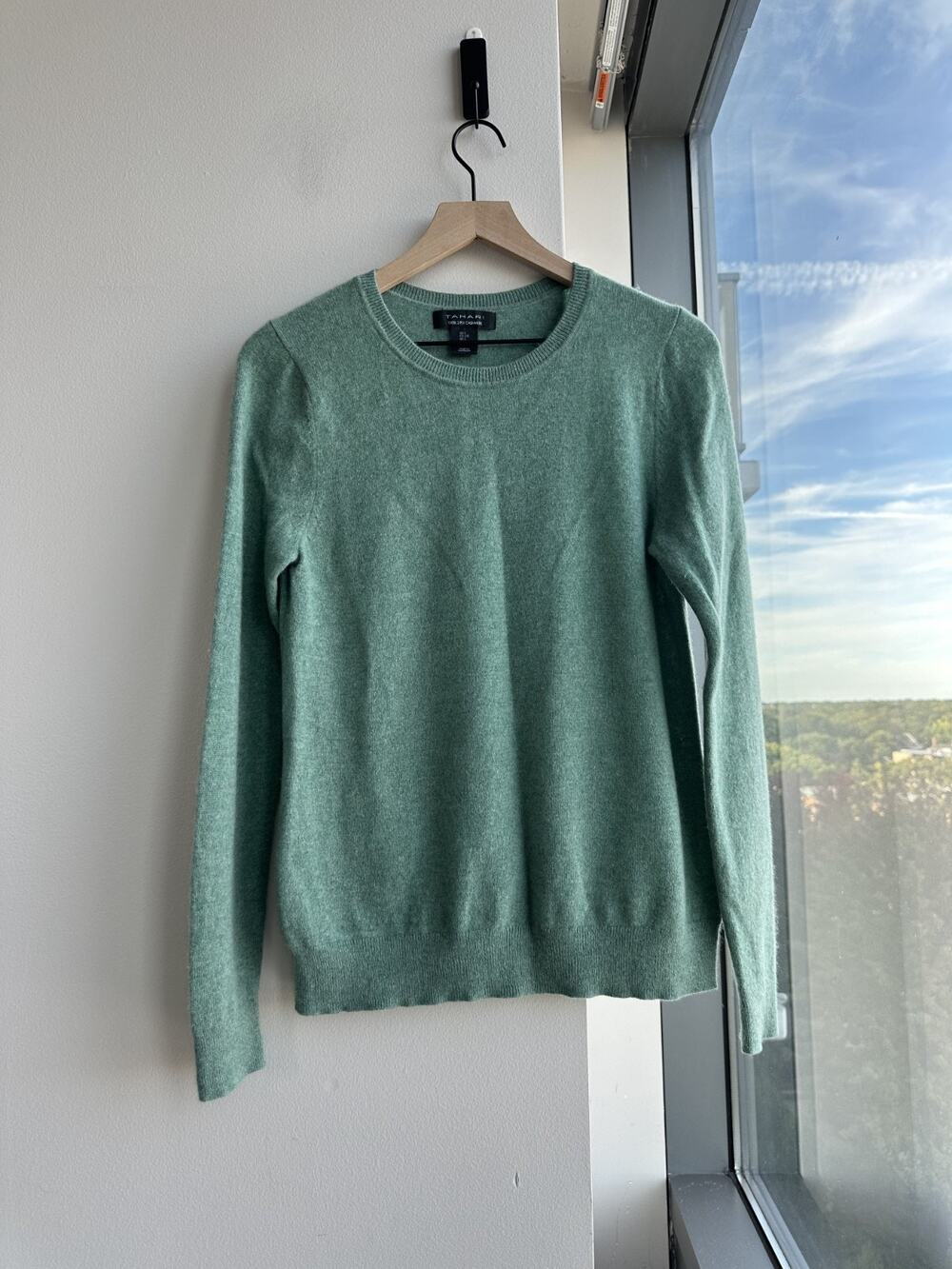 TAHARI Sage Green Crewneck 100% 2-PLY Cashmere Sweater Sz L
